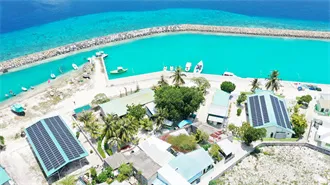 Simultaneously connecting output from inverter and mains power