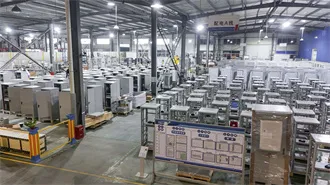 Manhole cover with photovoltaic power generation function and