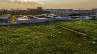 Solar-powered communication cabinet hybrid energy site selection